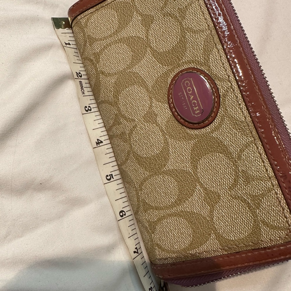 Authentic  Signature Coach Wallet - Picture 10 of 13
